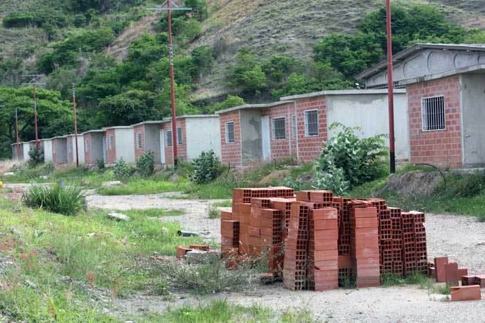 En Carabobo se metieron en las casas en construcción por miedo a las invasiones