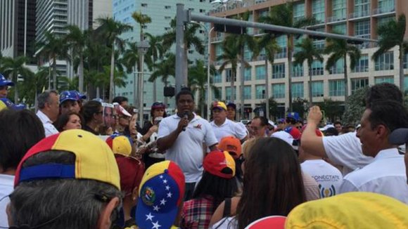 José Antonio Colina durante una manifestación en Miami