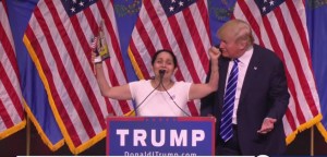 Latina grita ante una multitud: ¡Trump es nuestro hombre perfecto! (Video + Ah ok)