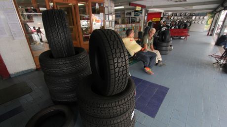 Los cauchos importados superan 120.500 bolívares y solo hay para camionetas | Foto Omar Véliz / Archivo