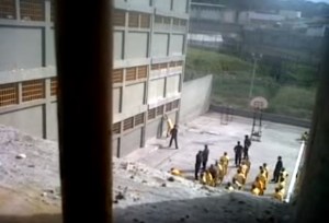 En Video: Custodios de una cárcel venezolana practican “bateo” con un detenido