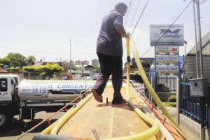 En Zulia pagan un dineral por llenar tanques de agua