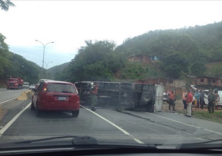 Camión volcado en la ARC mantiene el tránsito congestionado