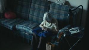 ¡Conmovedor! Esto hacen los ancianos cuando se sienten solos (Video)