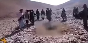 Lapidan a mujer en Afganistán (Video)