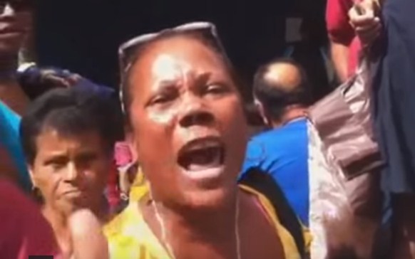 María Corina muestra video de mujer indignada en cola para hacer mercado: ¡Esto da ganas de llorar!