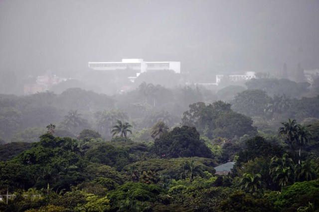 Rain falls over the Venezuelan capital Caracas on October 27, 2015.  AFP PHOTO / JUAN BARRETO