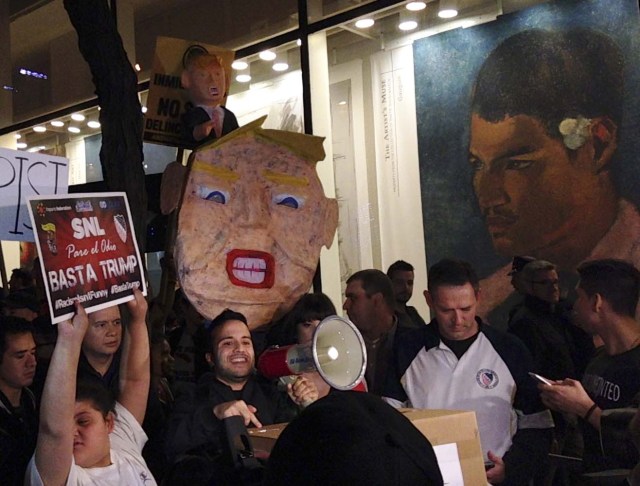 Manifestantes marchan en protesta contra los puntos de vista de Donald Trump en materia de inmigración, horas antes de su participación en el programa "Saturday Night Live", el sábado 7 de noviembre de 2015, en la ciudad de Nueva York. (Foto AP/Katie Park)