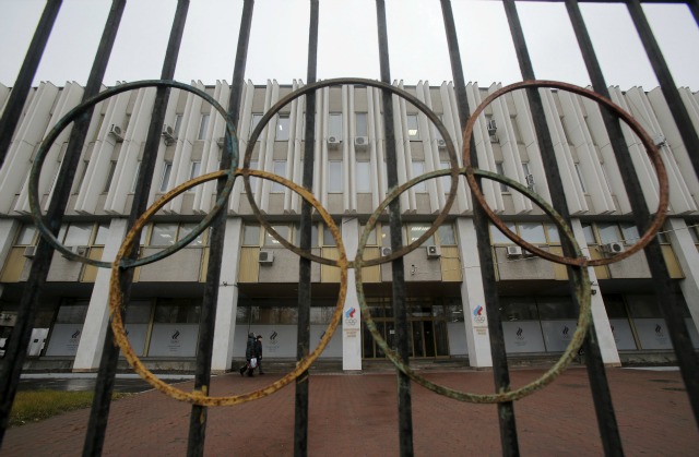 Una vista a través de una valla muestra la sede del Comité Olímpico de Rusia, que también alberga la gestión de la Federación Rusa de Atletismo en Moscú, Rusia, 10 de noviembre de 2015. El Ministerio ruso de Deportes, dijo el martes que estaba abierto para una cooperación más estrecha con el Mundial Antidopaje Agencia (AMA) con el fin de eliminar las irregularidades cometidas por el organismo de control antidopaje de Rusia y su laboratorio acreditado. AMA ha recomendado que los atletas rusos están excluidos de eventos internacionales, incluyendo los Juegos Olímpicos de 2016 en Brasil. REUTERS / Maxim Shemetov TPX IMÁGENES DEL DÍA