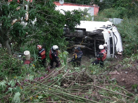 Camión cayó sobre viviendas en la carretera vieja Caracas-Los Teques