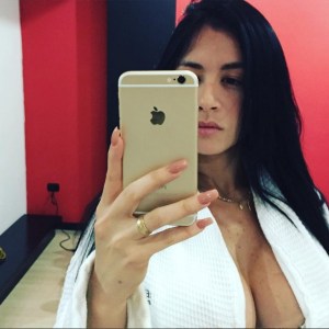 En cuatro y con un hilito negro chiquitico, Diosa Canales estrena su nuevo iPhone 6