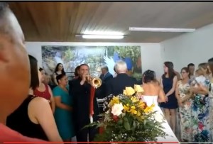 Cuando el peor trompetista del mundo te arruina la boda (VIDEO)