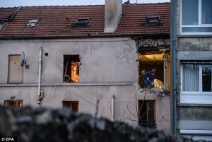 Muere al explotar un chaleco de un terrorista islámico en un apartamento de Saint Denis