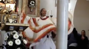 “Lady Padre”, el cura mexicano que baila en misa y enciende las redes (Video)