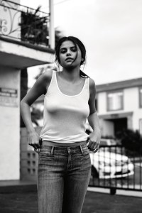 Con frío, en camiseta blanca y sin sostén = super “riquiquita”… es Selena Gómez (FOTOS)