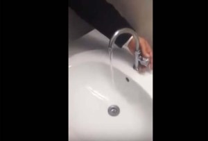 ¡WTF! El grifo de este lavamanos suena como un vehículo de Fórmula 1 (Video)