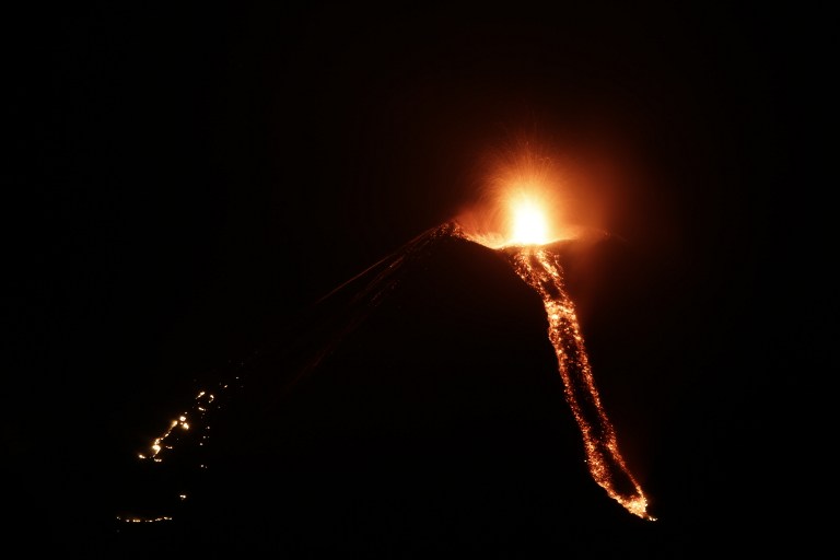 Un volcán en erupción en Indonesia obliga a evacuar a más de mil personas