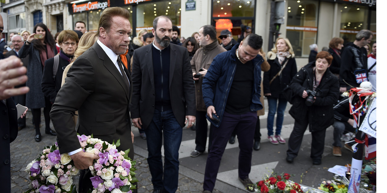 Schwarzenegger se recoge ante sala de espectáculos parisina del Bataclan