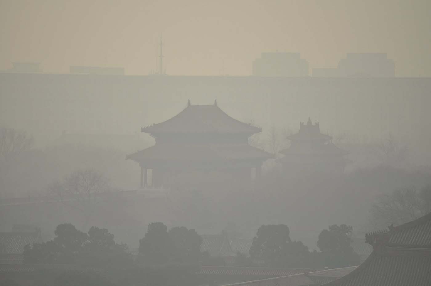 Alerta roja por espesa niebla contaminante en Pekín (fotos)