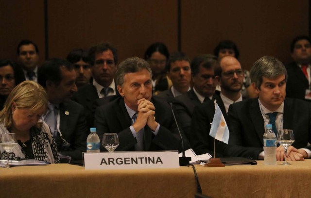 ASU18. ASUNCIÓN (PARAGUAY) 21/12/2015.- El presidente de Argentina, Maurucio Macri (c), durante la XLIX Cumbre de Mercosur hoy, lunes 21 de diciembre de 2015 en Asunción (Paraguay). La Cumbre de Jefes de Estado de Mercosur comenzó hoy en Asunción con la ausencia del presidente de Venezuela, Nicolás Maduro, que no participa debido a sus "compromisos internos", según anunció Paraguay, el país anfitrión. En el encuentro participan el presidente paraguayo, Horacio Cartes; el de Argentina, Mauricio Macri, en la que será su primera cumbre; el de Uruguay, Tabaré Vázquez, y la mandataria de Brasil, Dilma Rousseff. .EFE/Andrés Cristaldo Benítez