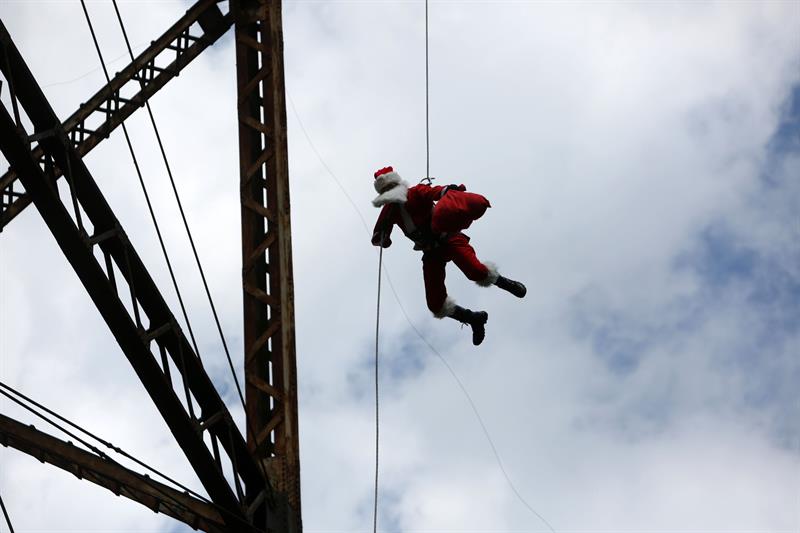 Papá Noel salta de un puente para dar regalos a los niños pobres de Guatemala (Fotos)