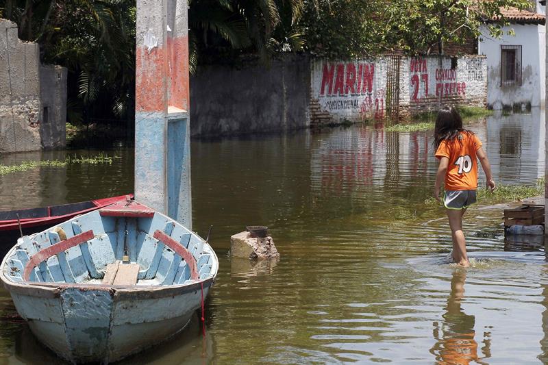 Analizan posibilidad de evacuar a 7 mil personas por inundaciones en Paraguay