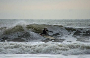 Clima cálido atrae a surfistas a Nueva York