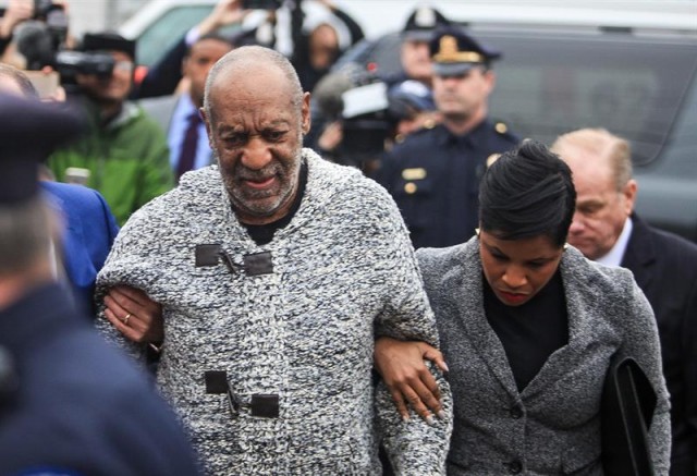 El comediante estadounidense Bill Cosby (i) llega a comparecer hoy, miércoles 30 de diciembre de 2015, ante el tribunal en Elkins Par, Pensilvania (Estados Unidos) por cargos derivados de una presunta agresión sexual a una mujer en 2014. EFE