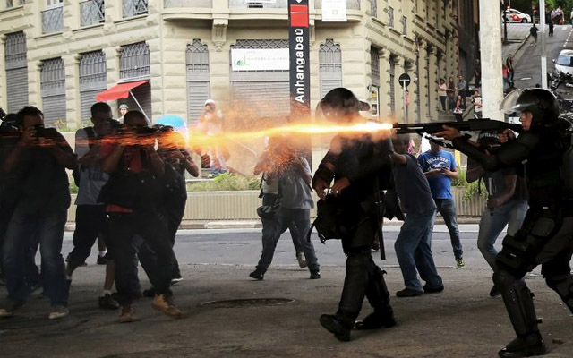 Policía reprimió protestas por aumento de tarifas de autobús en San Pablo y Río de Janeiro