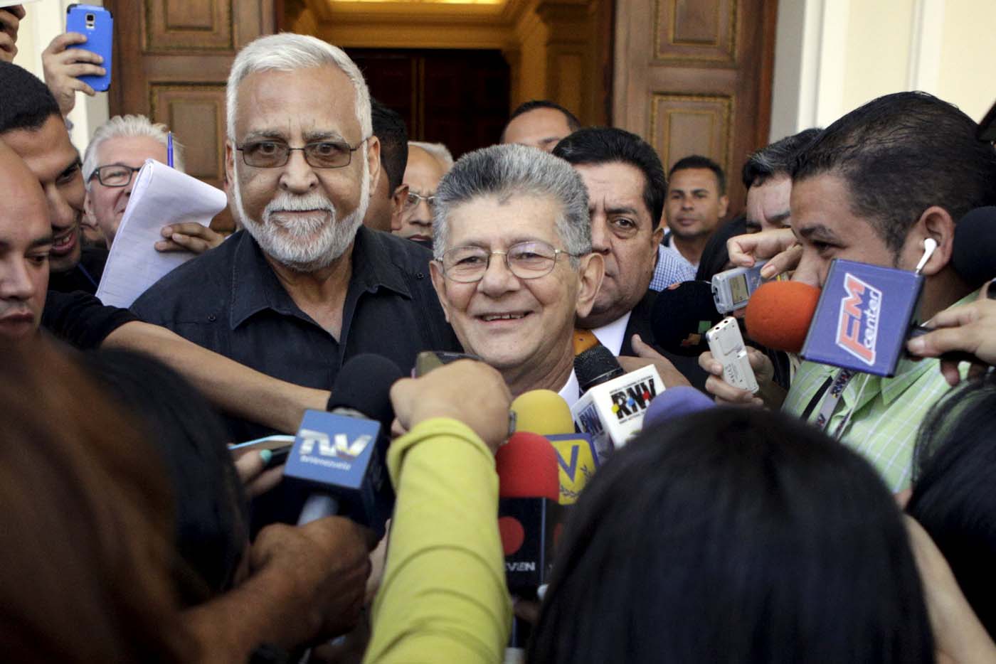 “Péguense del taburete”, la advertencia de Ramos Allup a Bernardo y Delcy Eloína