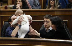 ¡Insólito! Bebé de diputada española obtuvo un voto para presidir el Congreso (Fotos)