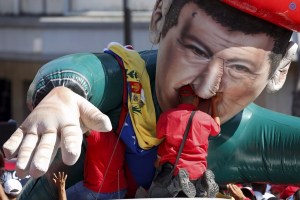 WTF: Chávez de goma se traga a un chavista de carne (FOTO)