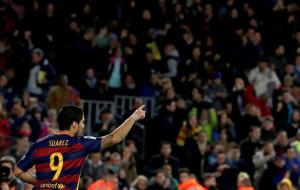 Barcelona mantiene segundo lugar en liga española con tripleta de Suárez