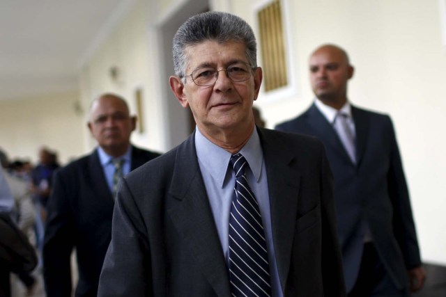 Henry Ramos Allup (C), president of the National Assembly and deputy of the Venezuelan coalition of opposition parties (MUD), walks at the National Assembly building during a session in Caracas January 19, 2016. REUTERS/Carlos Garcia Rawlins