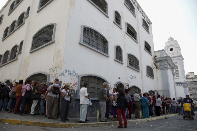 People wait in a line for the elderly outside a PDVAL, a state-run supermarket, to buy chicken in Caracas January 22, 2016.  Venezuela's opposition refused on Friday to approve President Nicolas Maduro's "economic emergency" decree in Congress, saying it offered no solutions for the OPEC nation's increasingly disastrous recession. Underlining the grave situation in Venezuela, where a plunge in oil prices has compounded dysfunctional policies, the International Monetary Fund on Friday forecast an 8 percent drop in gross domestic product and 720 percent inflation this year. REUTERS/Carlos Garcia Rawlins