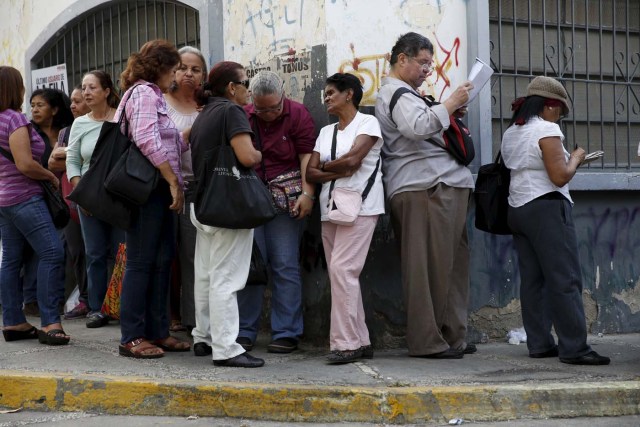 People wait in a line for the elderly outside a PDVAL, a state-run supermarket, to buy chicken in Caracas January 22, 2016.  Venezuela's opposition refused on Friday to approve President Nicolas Maduro's "economic emergency" decree in Congress, saying it offered no solutions for the OPEC nation's increasingly disastrous recession. Underlining the grave situation in Venezuela, where a plunge in oil prices has compounded dysfunctional policies, the International Monetary Fund on Friday forecast an 8 percent drop in gross domestic product and 720 percent inflation this year. REUTERS/Carlos Garcia Rawlins