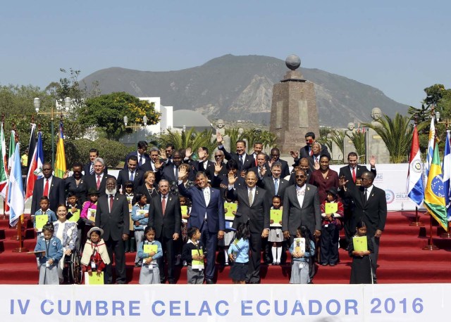 Los jefes de Gobierno de los países latinoamericanos posan para una fotografía durante la reunión de la la Comunidad de Estados Latinoamericanos y Caribeños (Celac), en Pomasqui, Ecuador. 27 de enero de 2016. Los mandatarios latinoamericanos analizarán el miércoles, durante una cumbre del Celac en Quito, mecanismos para alcanzar una sólida integración regional que les permita enfrentar con mayor firmeza la crisis económica que golpea sus economías. REUTERS/Guillermo Granja