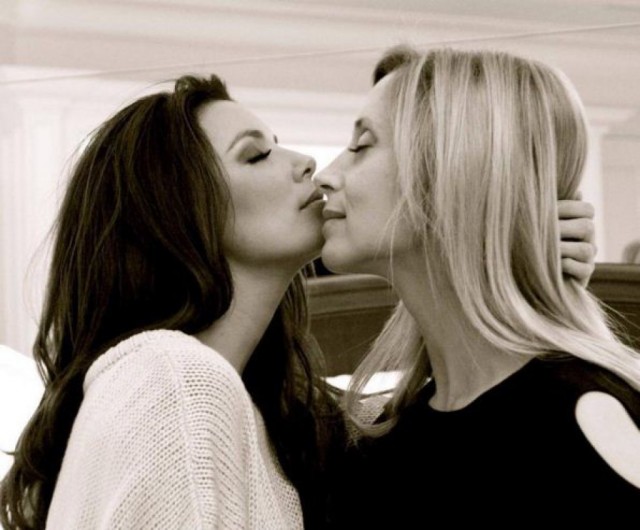 El beso lésbico de Eva Longoria y otras poses en apoyo a los homosexuales (Fotos)