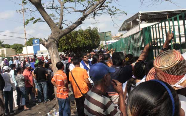 MARACAIBO VENEZUELA: 30/01/2016 SITUACION IRREGULAR EN EL GRAN ABASTO BICENTENARIO DE AVENIDA FUERZAS ARMADAS TOMADO POR LA GUARDIA, COLAS QUE LE DABAN LA VUELTA A LA MANZANA DE PERSONAS QUERIENDO COMPRAR POLLO, CARNE ENTRE OTROS. EN LA GRAFICA PERSONAS A LAS AFUERAS DEL BICENTENARIO GRAN ABASTO BICENTENARIO, AV FUERZAS ARMADAS