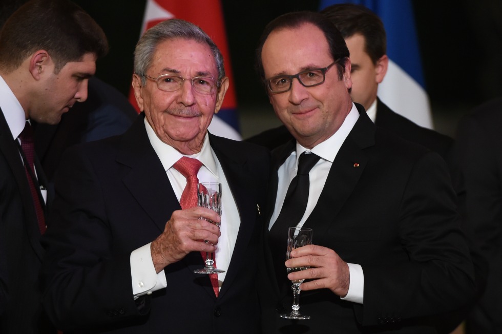 La FOTO de Raúl Castro y Francois Hollande que no le gusta a Maduro