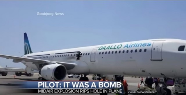 Un avión aterrizó en Somalia de emergencia tras una explosión a bordo (Video)