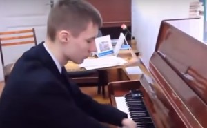 ¡Increíble! Un adolescente sin manos toca el piano magníficamente (VIDEO)