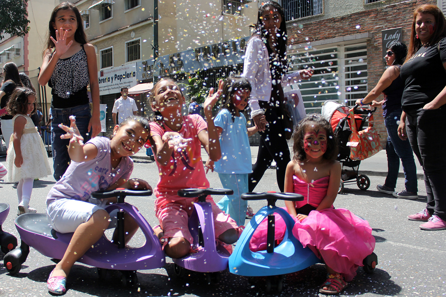 Vecinos de Sucre disfrutaron de gran bazar en La Carlota  (Fotos)