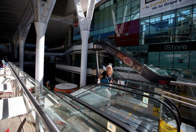 Una empleada sube por una escalera eléctrica apagada en un centro comercial cerrado en Caracas, Venezuela, el miércoles 10 de febrero de 2016. El gobierno venezolano ha impuesto un plan de racionamiento de la electricidad a más de un centenar de centros comerciales. Para cumplir con el plan, que entró en vigencia el miércoles y que se prolongará por tres meses, los centros comerciales tienen prohibido usar electricidad de 1:00 a 3:00 de la tarde y de 7:00 a 9:00 de la noche, de lunes a viernes. (AP Photo/Fernando Llano)