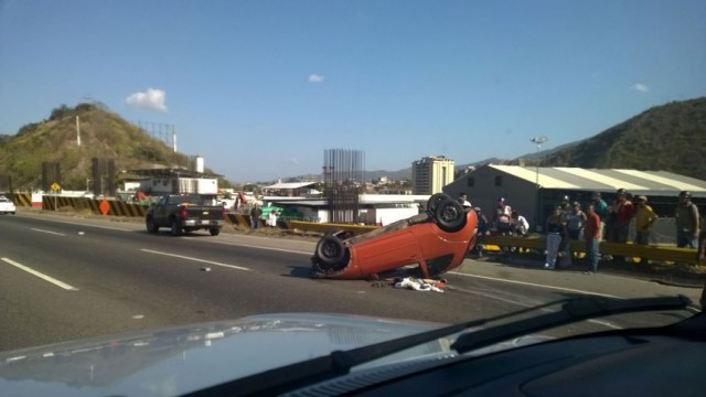 Reportan un vehículo volcado en la autopista GMA sentido Caracas-Guarenas