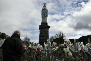 Católicos rezan por Francia en Lourdes entre fuertes medidas de seguridad