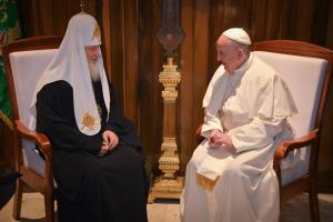 El papa y el patriarca ruso Kiril se abrazaron en encuentro histórico (FOTOS)