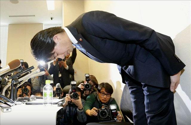 Kensuke Miyazaki, diputado del Partido Liberal Demócrata (PLD) en una rueda de prensa en Tokio. AFP