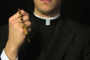 Condenan a sacerdote colombiano por abuso a menor de edad