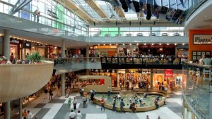 25 mil empleados de centros comerciales en riesgo por reducción de horario